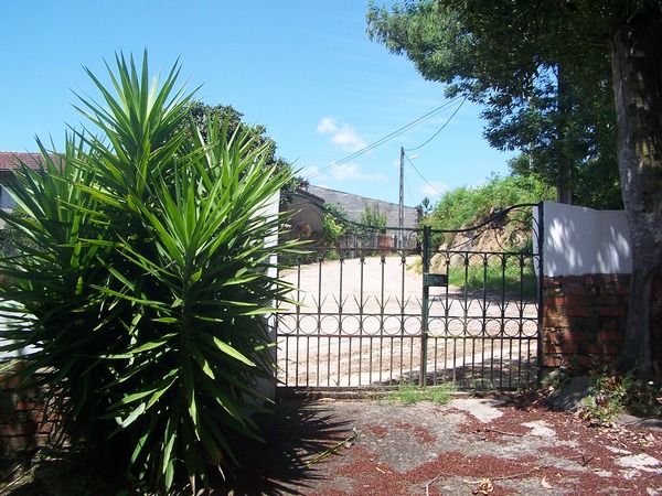 Small rear gate onto Rua Lavoeira